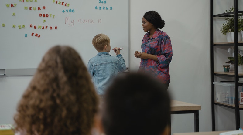 Professora de inglês ensinando na classe